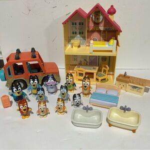 Bluey Family Playset Dollhouse & Vehicle characters assortment 23 pieces used